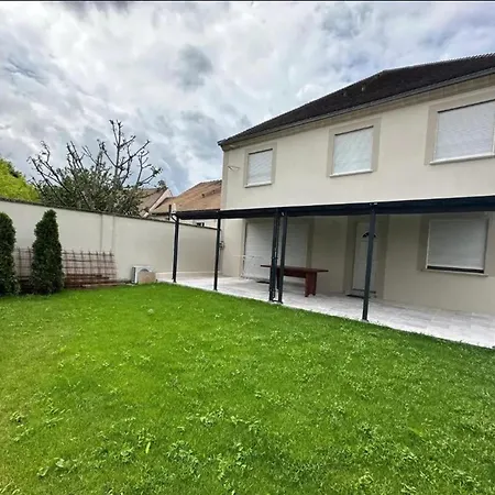 Maison Spacieuse Avec Terrasse A 펜션