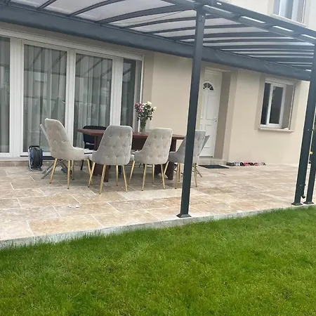 Maison Spacieuse Avec Terrasse A Holiday home Pontault-Combault