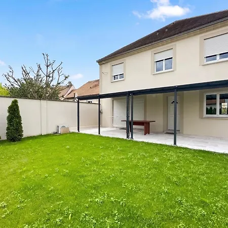Vakantiehuis Maison Spacieuse Avec Terrasse A Pontault-Combault